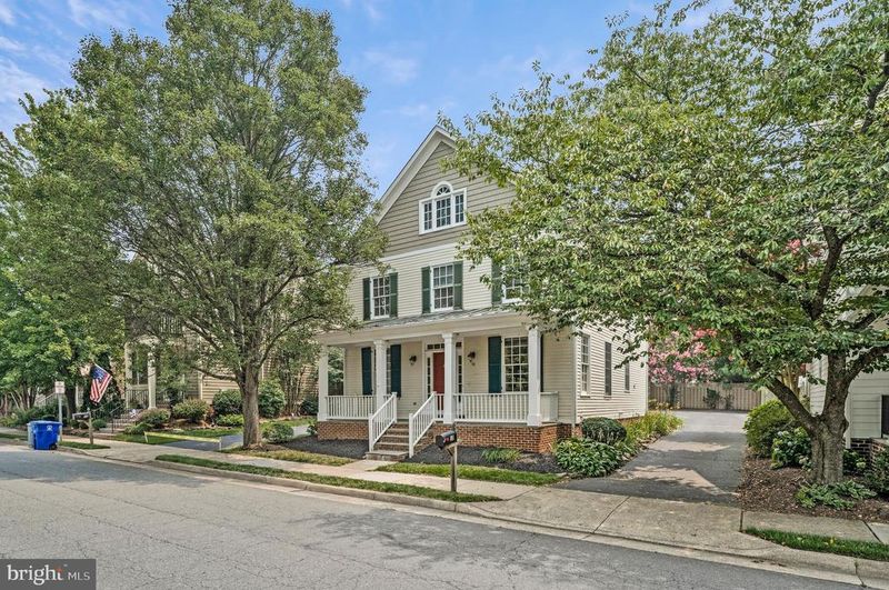 10 Memorial Dr NW, Leesburg, VA 20176