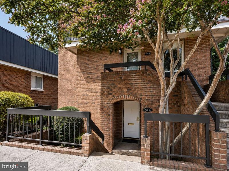 720 15th St S, Arlington, VA 22202
