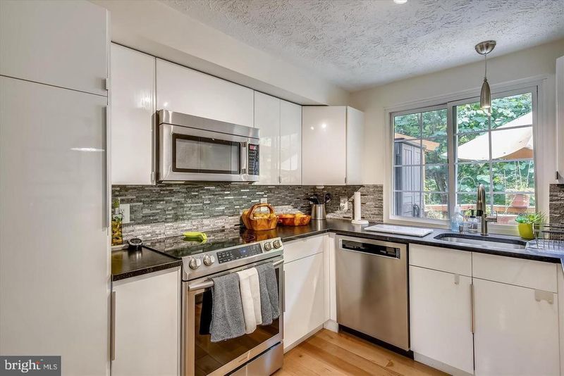 2115 Preston Square Ct, Falls Church, VA 22043