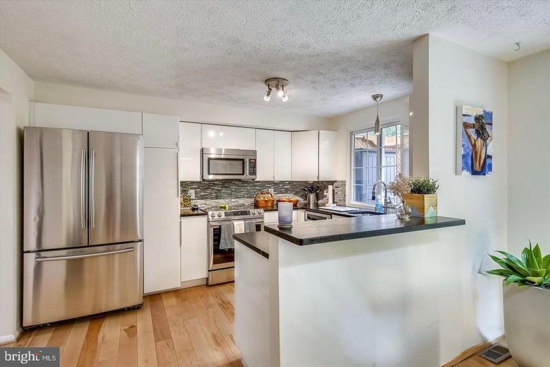 2115 Preston Square Ct, Falls Church, VA 22043