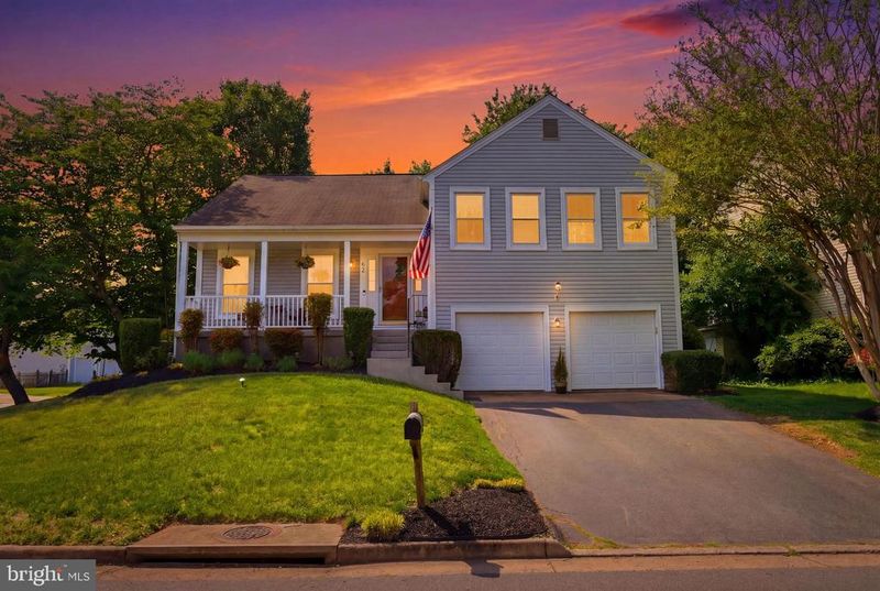 62 Mcpherson Cir, Sterling, VA 20165