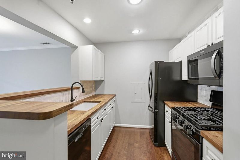 5565 Seminary Rd #314, Falls Church, VA 22041