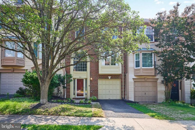 890 Tall Oaks Sq SE, Leesburg, VA 20175