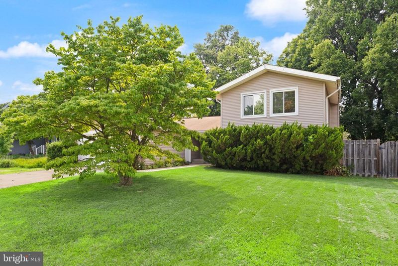 131 Evergreen St, Sterling, VA 20164