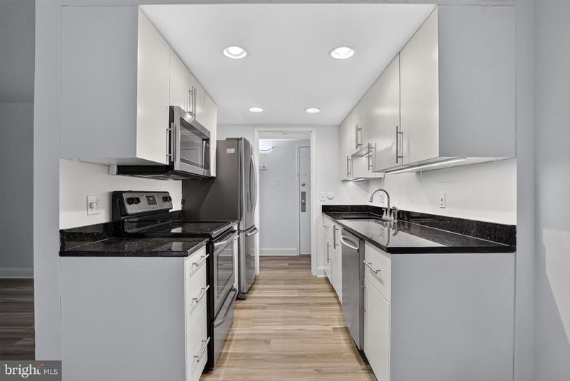 2200 Castle Rock Sq #2B, Reston, VA 20191