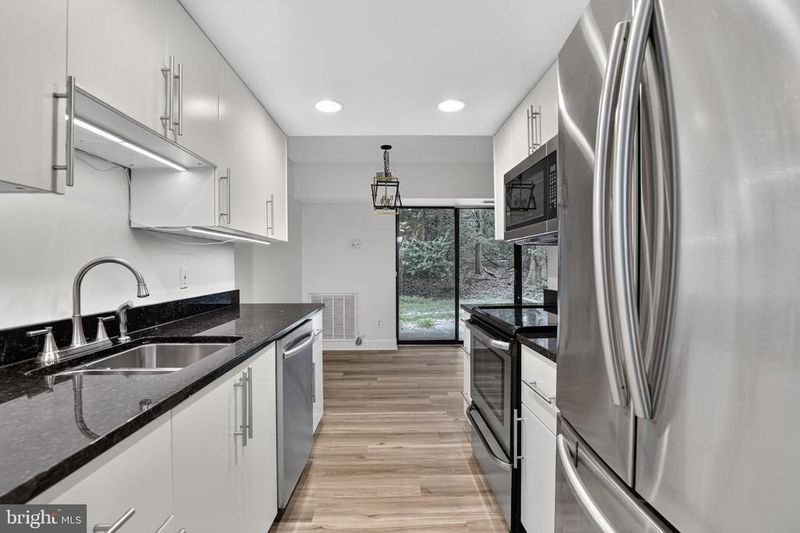 2200 Castle Rock Sq #2B, Reston, VA 20191