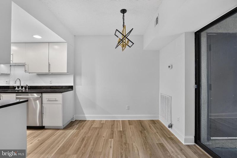 2200 Castle Rock Sq #2B, Reston, VA 20191