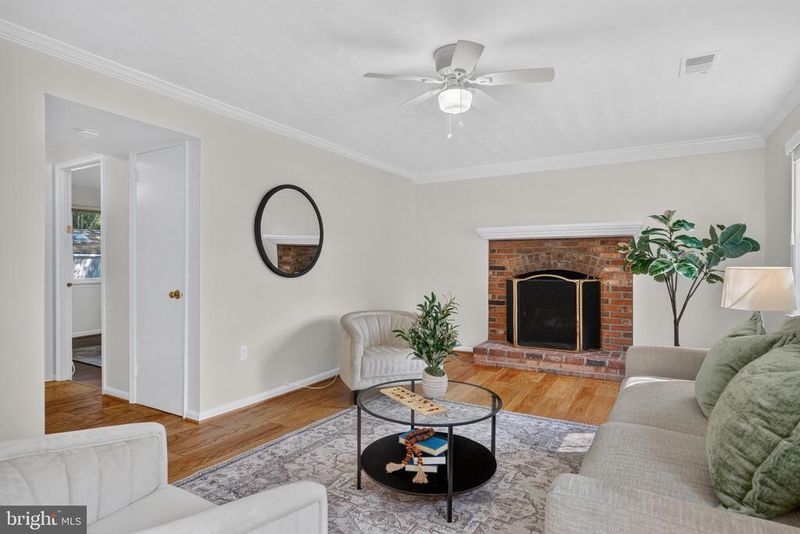 6837 Lamp Post Ln, Alexandria, VA 22306