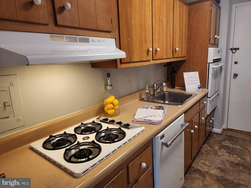 10401 Grosvenor Pl #314, Rockville, MD 20852