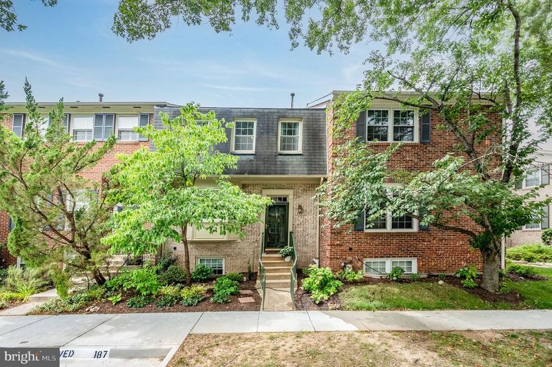 8218 Cedar Landing Ct, Alexandria, VA 22306