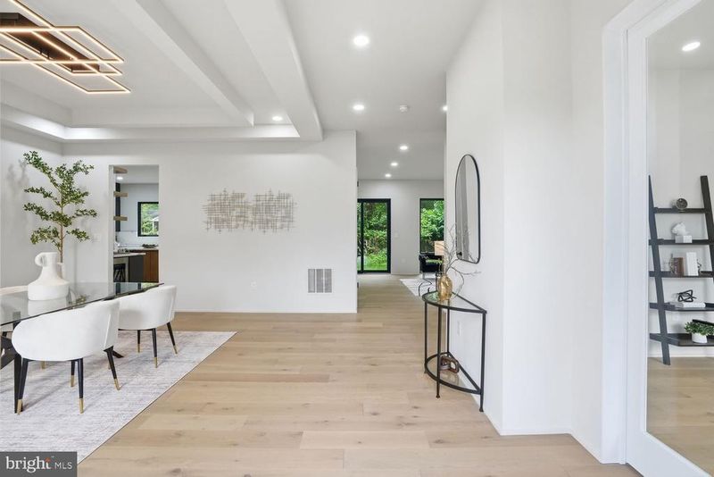 8313 Syracuse Cir, Vienna, VA 22180