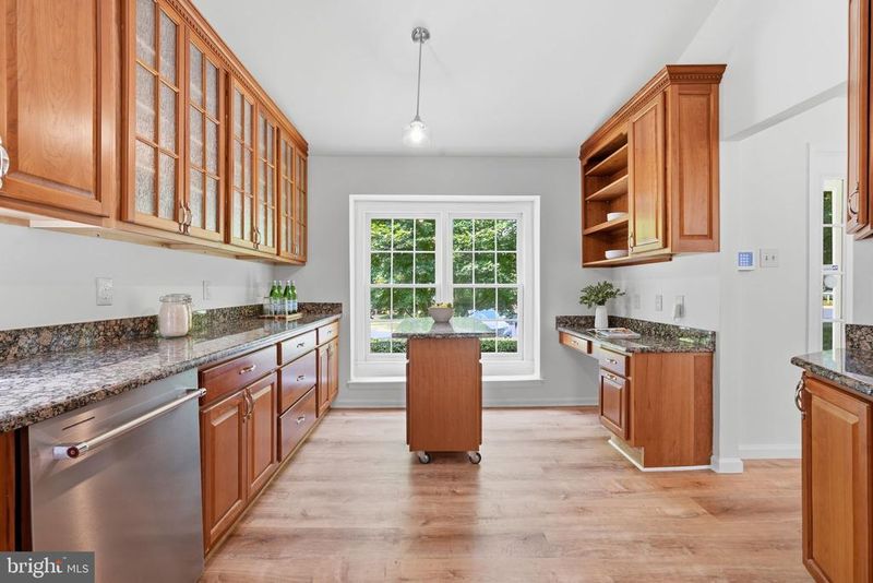 9826 Burke Pond Ln, Burke, VA 22015