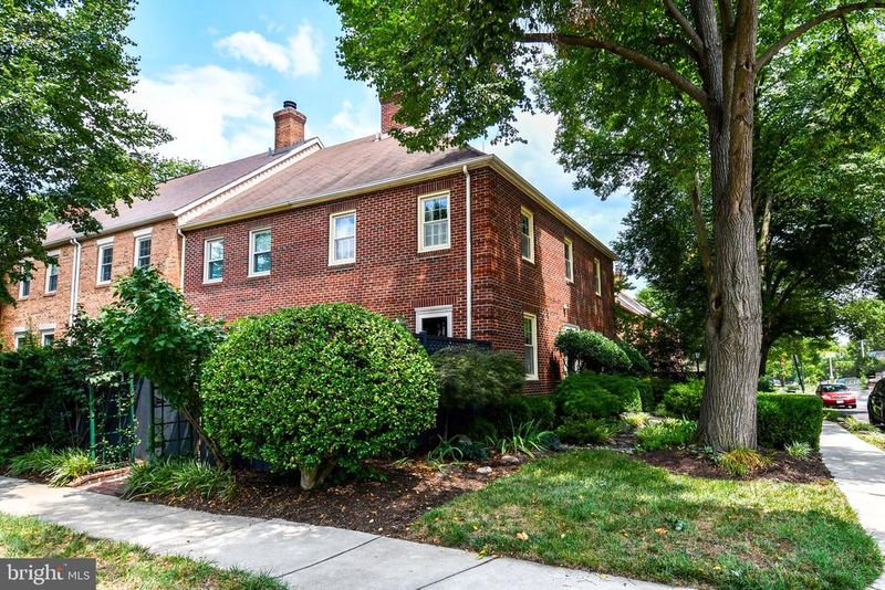 445 Old Town Ct, Alexandria, VA 22314