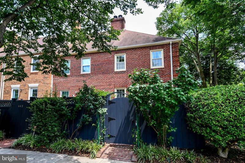 445 Old Town Ct, Alexandria, VA 22314