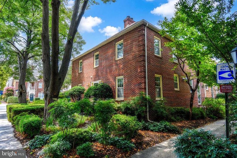 445 Old Town Ct, Alexandria, VA 22314