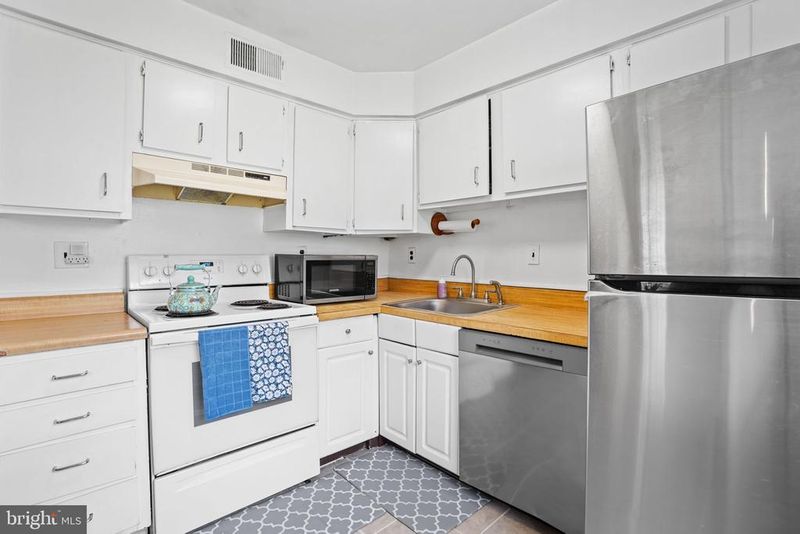 3800 W St SE #102, Washington, DC 20020