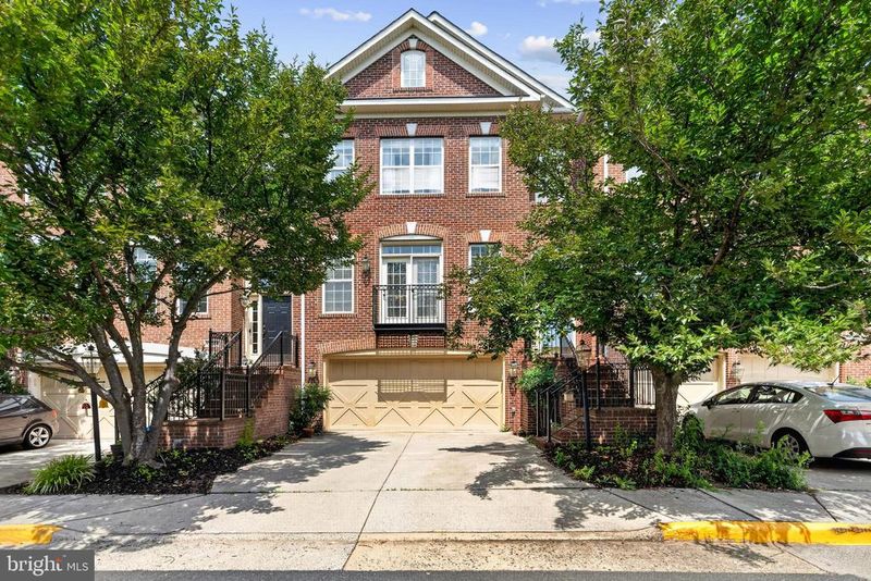 13042 Greg Roy Ln, Herndon, VA 20171