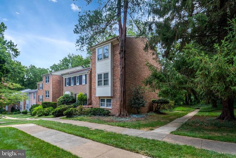6607 Midhill Pl, Falls Church, VA 22043