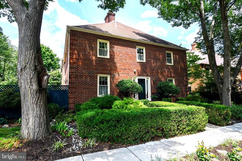 445 Old Town Ct, Alexandria, VA 22314