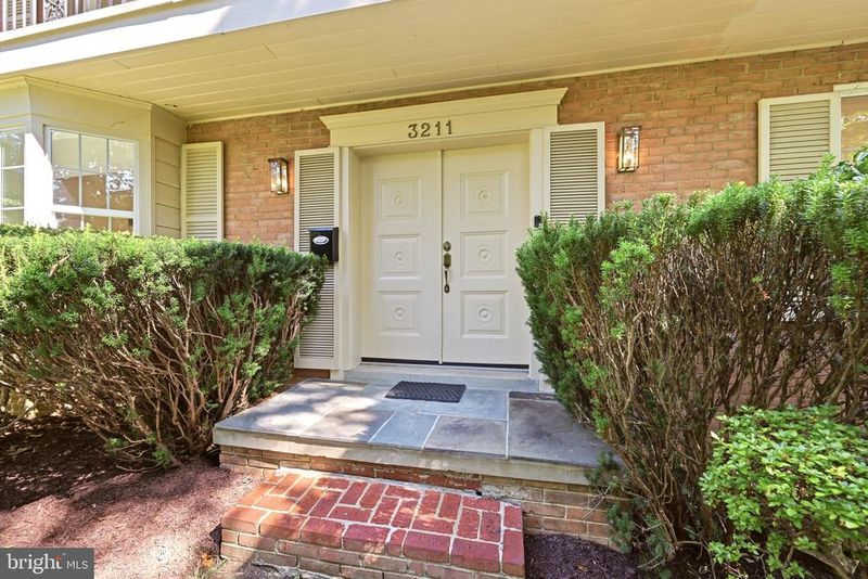 3211 Farmington Dr, Chevy Chase, MD 20815