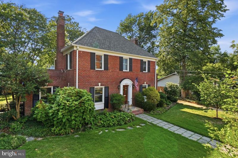 824 S Courthouse Rd, Arlington, VA 22204