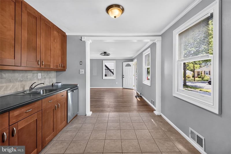608 Burgundy Dr, Rockville, MD 20850