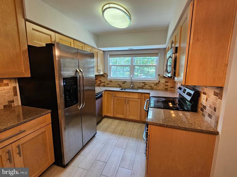12109 Greenway Ct #101, Fairfax, VA 22033