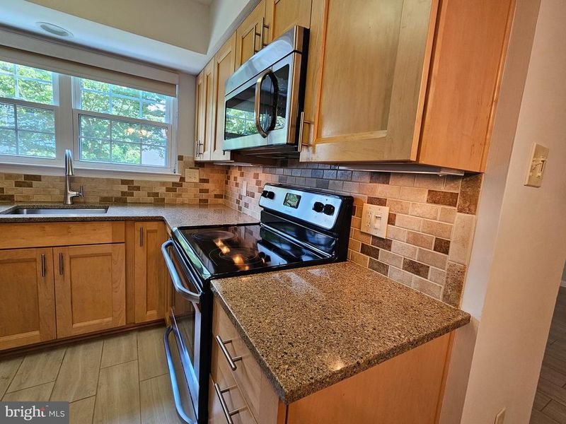 12109 Greenway Ct #101, Fairfax, VA 22033