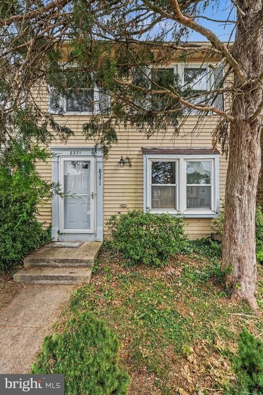8371 Brockham Dr, Alexandria, VA 22309