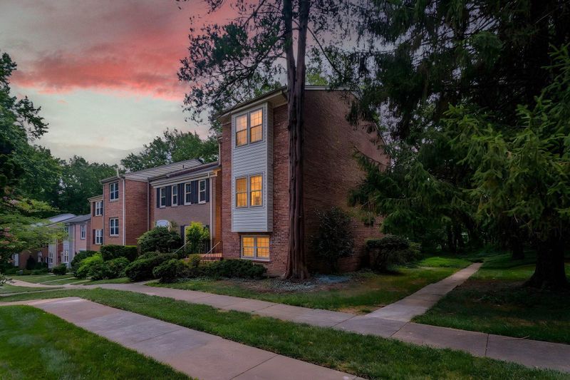 6607 Midhill Pl, Falls Church, VA 22043