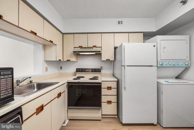 1805 Crystal Dr #315S, Arlington, VA 22202