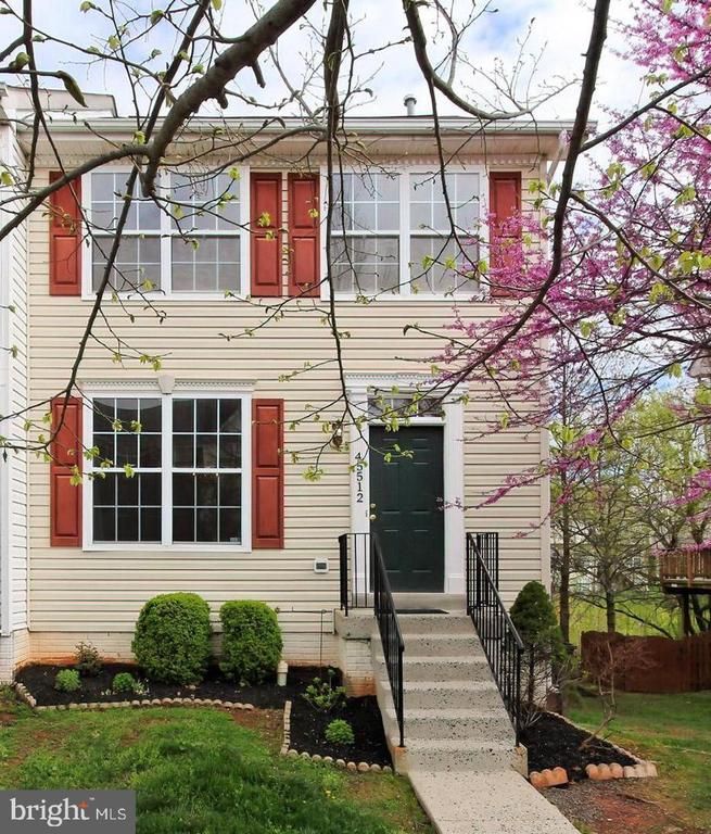 45512 Lakemont Sq, Sterling, VA 20165