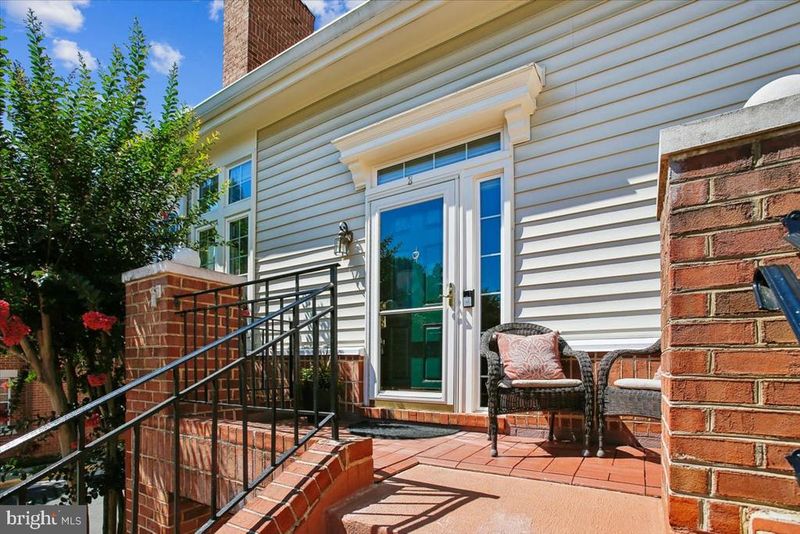 7023 Haycock Rd, Falls Church, VA 22043