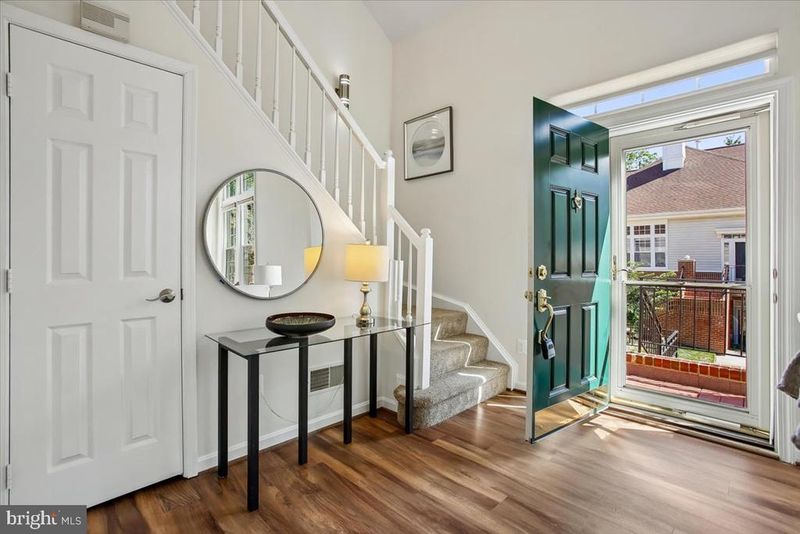 7023 Haycock Rd, Falls Church, VA 22043