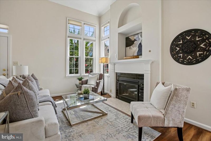 7023 Haycock Rd, Falls Church, VA 22043