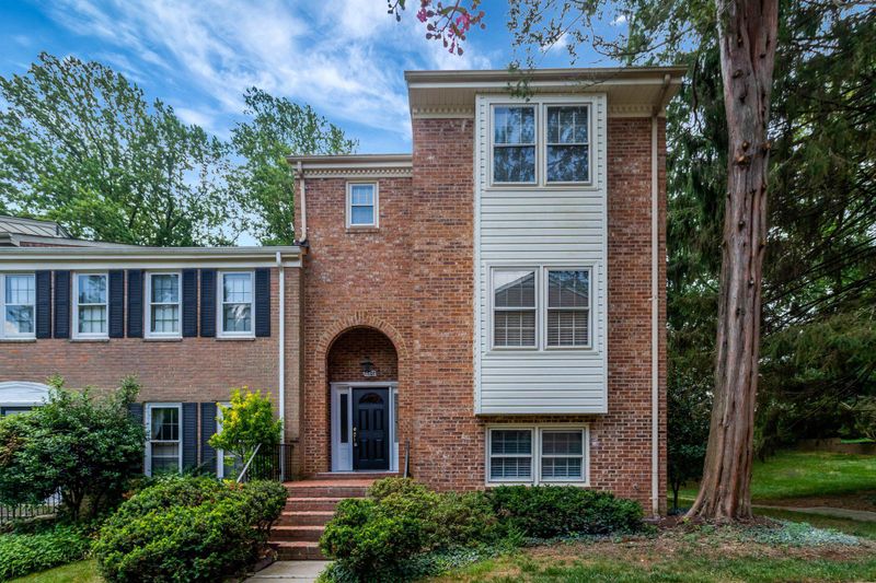 6607 Midhill Pl, Falls Church, VA 22043