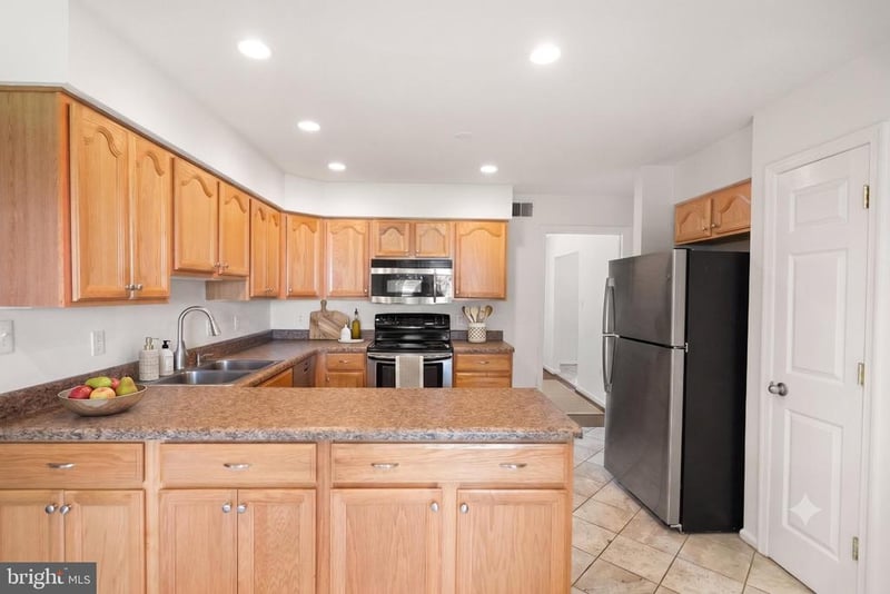 8902 Huxley Ct, Springfield, VA 22153