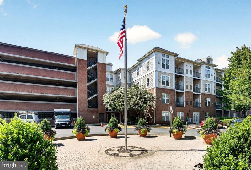3830 Lightfoot St #325, Chantilly, VA 20151
