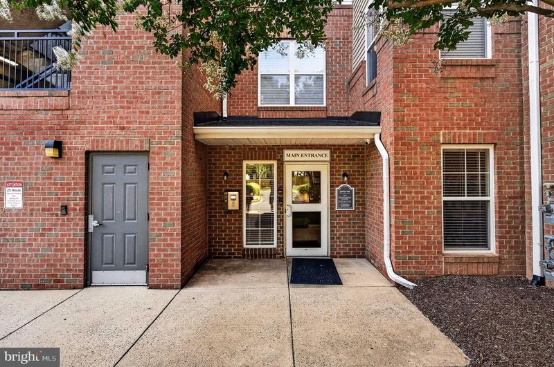 3830 Lightfoot St #325, Chantilly, VA 20151