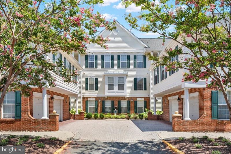 43134 Watercrest Sq #205, Chantilly, VA 20152