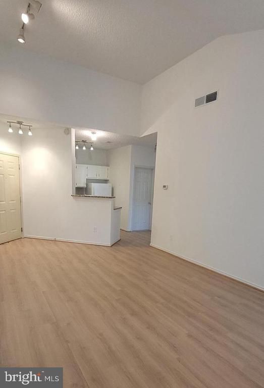 4401 Sedgehurst Dr #303, Fairfax, VA 22033