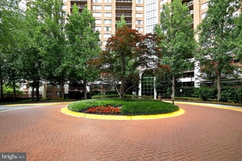 10101 Grosvenor Pl #305, Rockville, MD 20852
