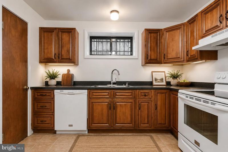 3323 Nash Pl SE, Washington, DC 20020