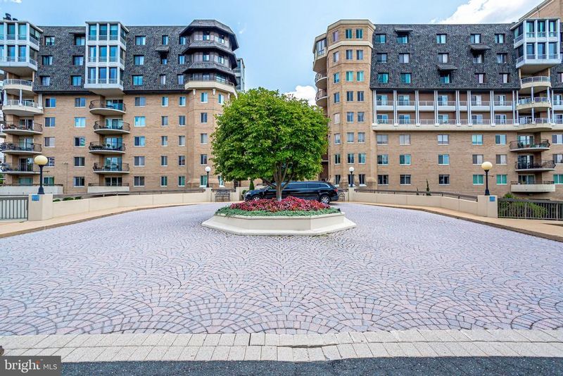 1250 S Washington St #703, Alexandria, VA 22314
