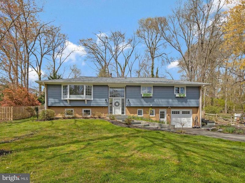 3113 Woodland Ln, Alexandria, VA 22309