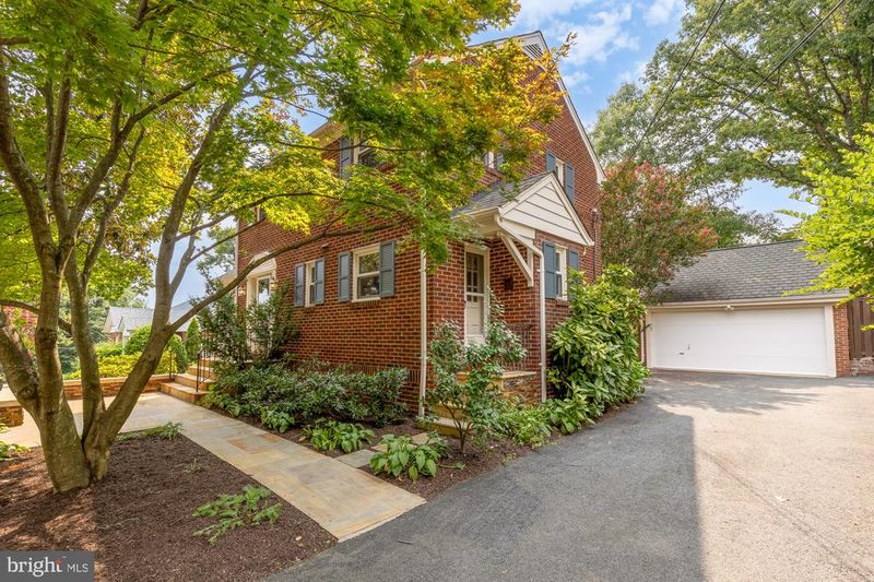 2712 S June St, Arlington, VA 22202