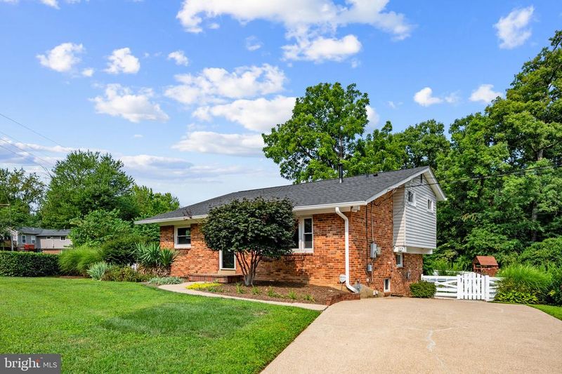 4216 Sideburn Rd, Fairfax, VA 22030