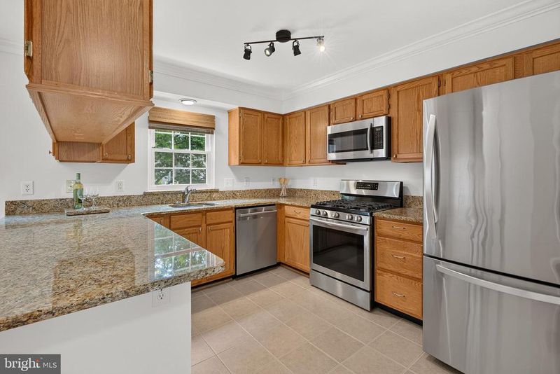 45555 Whitcomb Sq, Sterling, VA 20166