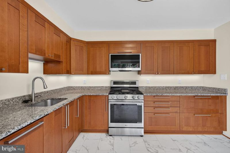7204 Gentian Ct, Springfield, VA 22152