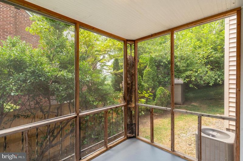 1220 N Livingston St, Arlington, VA 22205